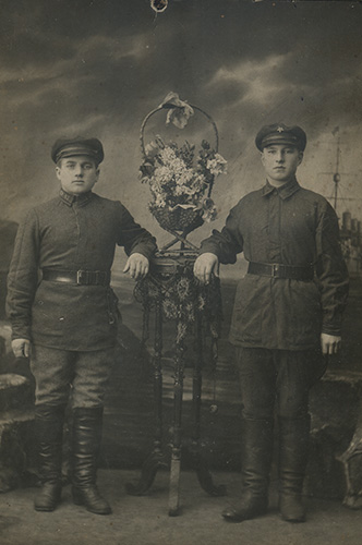 У красноармейца слева на суконной рубахе с нарукавным 
	клапаном от старой формы установлены петлицы с шифровкой 47, принадлежащей 47-му стрелковому полку 16-й стрелковой дивизии