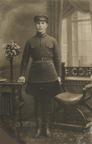 Шифровка Ш50П, вероятно, означает, что изображенный 
	на снимке красноармеец являлся курсантом школы младшего комсостава 50-го стрелкового полка 17-й стрелковой дивизии