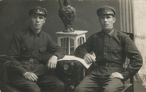 Красноармейцы разных частей 26-й стрелковой дивизии. 
	Справа - 78-го стрелкового полка с шифровкой 78 на петлицах, слева - одной из частей с номером дивизии (шифровка 26)