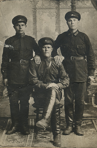 Красноармейцы 83-го стрелкового полка 28-й стрелковой 
	дивизии с шифровкой номера полка («83») на петлицах