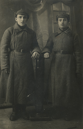 Красноармейцы 153-го стрелкового полка 51-й стрелковой 
	дивизии с шифровкой 153 на шинельных петлицах