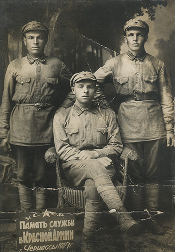 Красноармейцы 297-го стрелкового полка 99-й стрелковой 
	дивизии с петличной шифровкой 297