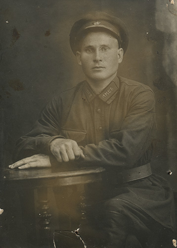 Красноармеец В.А. Тутин с шифровкой 11МСБ на рубашечных 
	петлицах