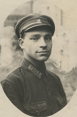 На фото предположительно изображен красноармеец 
	Главного военно-хозяйственного склада РККА. На его петлицах литеры ГВХС и упраздненный значок пехоты образца 1922 г.