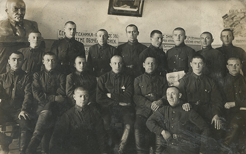 Курсанты Орловской бронетанковой школы, переформированной 
	из Иваново-Вознесенской пехотной школы