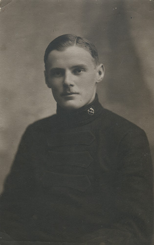 Неизвестный военнослужащий РККА в форме одежды образца 
	1922 г. На петлицах рубахи установлены значки пехоты в виде перекрещенных винтовок в венке