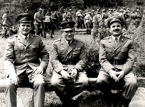 Офицеры артиллерии и интендантской службы с 
	соответствующими эмблемами на основах (петлицах) кителей