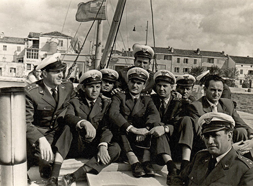 Высшие офицеры RV с эмблемами авиации на воротниках 
	кителей