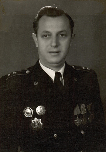 Подполковник JNA («potpukovnik») с эмблемами технической 
	службы на воротнике парадного кителя