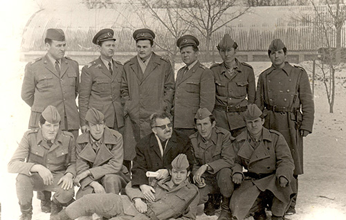 Снимок наглядно демонстрирует особенности ношения формы 
	одежды в Югославской народной армии