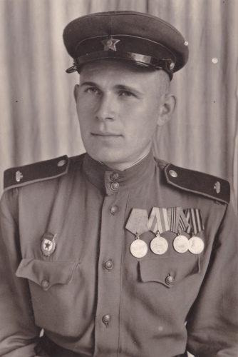 Неизвестный рядовой-танкист в фуражке с искомой звездой. 
	После 1945 г.