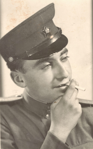 Неизвестный офицер в фуражке с полукруглым козырьком с 
	описываемой в статье звездой.