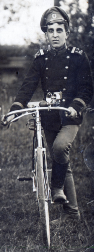 Рисунок 2. Младший унтер-офицер или равный ему по 
	званию нижний чин Залман И. с шифровками образца 1914 г. На обратной стороне фотографии имеется указание на прохождение службы в Волковыском КЗ и дата 16 июня 1916 г.