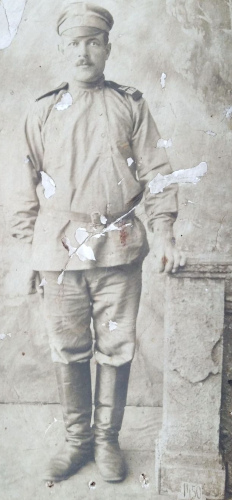 Рисунок 3. Рядовой или равный ему по званию нижний 
	чин Дмитрий Голышкин с шифровками КЗ Минского ВО.