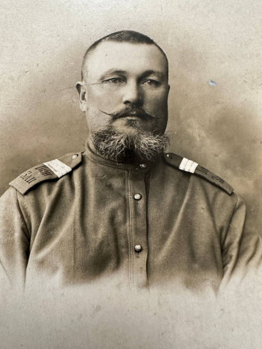 Рисунок 4. Неизвестный старший унтер-офицер или 
	равный ему по званию нижний чин с погонными шифровками КЗ образца 1888 г., проходящий службу в КЗ Московского военного округа.