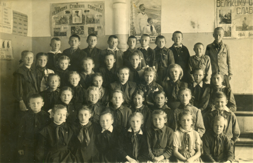 Рисунок 9. Пример ношения зажима для пионерского 
	галстука с изображением костра и девиза «Всегда готов!» в 1949 г.