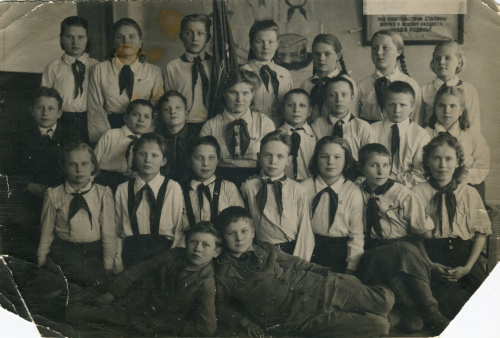 Рисунок 10. Пример одновременного ношения зажима 
	для пионерского галстука с изображением костра и девиза Всегда готов! и пионерского значка образца 1944 г.