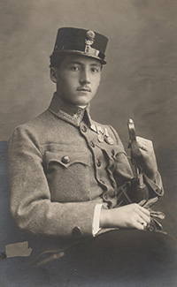 Неизвестный прапорщик (fähnrich) егерского батальона, о чем 
			свидетельствует рожок под кокардой, в форме одежды образца 1916 г.