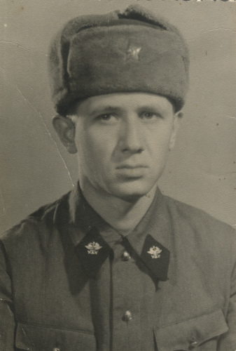 На петлицах рабочего военно-
			строительного отряда установлены эмблемы железнодорожных войск вместо положенных эмблем ВСО