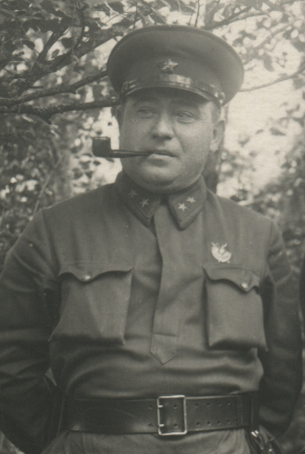 Неизвестный генерал-майор, разместивший знаки 
			различия - звезды на своих старых петлицах прямоугольной формы