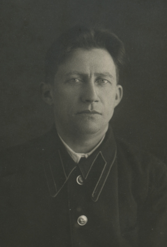 Служащий НКС А. Жаворонков с петлицами на 
			воротнике форменной куртки, 1940 г.