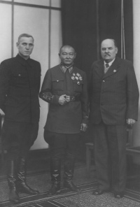 Слева направо: полпред 
			(посланник) СССР в Монголии И.А. Иванов, маршал Х. Чойбалсан, председатель Президиума ВС РСФСР А.Е. Бадаев.