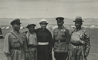 Маршал Чойбалсан (в центре в 
			гражданской одежде) с ветеранами МНРА(?), кавалерами государственных наград