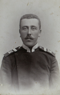 Младший унтер-офицер Брест-Литовской 
			крепостной саперной роты с неуставной вышитой шифровкой на погонах