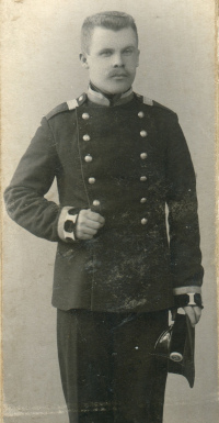 Нестроевой старшего разряда 
			Михайловского артиллерийского училища С. Титов, 1909 г.