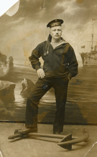 Матрос учебно-артиллерийского отряда 
			Балтийского флота Е.М. Овчинников