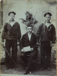 Матросы учебного отряда 
			Черноморского флота (слева) и транспорта (минного заградителя) 'Прут' (справа)