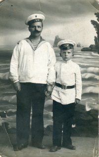 Учащийся Ревельской гимназии 
			императора Николая I в летней куртке произвольного образца (справа) с отцом (?), унтер-офицером Ревельского флотского полуэкипажа (слева)