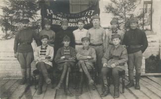 Персонал военного госпиталя 56-й стрелковой 
			дивизии, некоторые военнослужащие в форме одежды образца 1922 г.