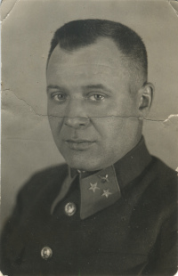 Генерал-майор авиации Александр 
			Александрович Новиков в генеральской форме образца 1940 г.