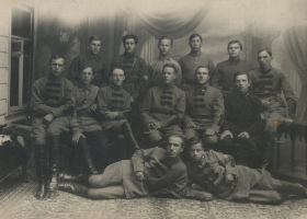 Военные связисты РККА, представители 
			различных частей, возможно, слушатели курсов усовершенствования, в форме одежды образца 1922 г. с различными петличными шифровками