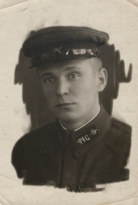 Курсант Ульяновского училища связи с 
			шифровкой своего вуза на петлицах рубахи, 1939 г.