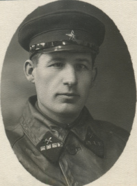 Неизвестный командир саперных частей 
			со знаками различия 6-й категории и соответствующими значками на петлицах кожаного пальто