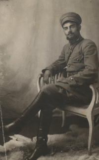 Неизвестный командир войск ВОСО в летней 
			форме одежды образца 1924 г. с сукнной рубахой-френч