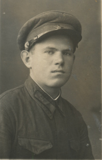 Красноармеец с петлицами эмблемами в виде 
			пулеметов 'Максим' на колесном станке