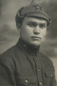 Красноармеец Иван Миронов с 
			нерагламентированными значками артиллерии на петлицах суконной рубахи, 1932 г.