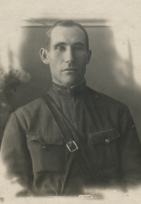 Неизвестный капитан, проходивший 
			службу в казачьих частях РККА, в суконной рубахе начсостава особого покроя