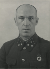 Генерал-майор интендантской службы Лука 
			Семенович Колядко в форме одежды генералов Красной армии образца 1940 г.