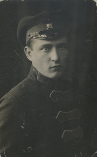 Неизвестный военнослужащий в суконной 
			рубахе образца 1922 г. и цветной фуражке с кавалерийской эмблемой на околыше, 1924 г.