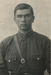 Неизвестный политрук (?) кавалерии 
			РККА в летней рубахе с воротником-стойкой