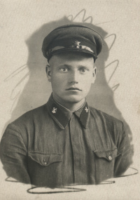 Красноармеец В.И. Хуторов в форме 
			одежды химических частей КА, 1941 г.