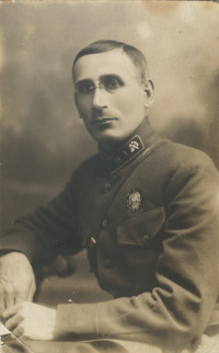 Неизвестный командир 
			железнодорожных войск (8-я категория) с нагрудным знаком, учрежденным за строительство железной дороги 'Орша-Лепель' и разрешенным к ношению в РККА в 1926 г.