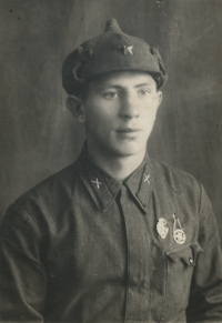 Красноармеец артиллерийского 
			подразделения стрелкового или кавалерийского полка с соответствующими знаками различия на 'мобилизационной' гимнастерке с одним карманом, 1940 г.