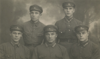 Курсанты школы им.ВЦИК с петличными 
			значками в виде пулемета на треноге, 1931 г.