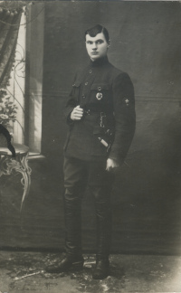 Красный командир, вероятно, 
			выпускник командных курсов, в суконном френче, на рукаве которого расположены знаки различия образца 1919 г., 1921 г.