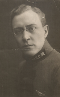 Военнослужащий 10-го полка связи 
			РККА в суконной рубахе образца 1922 г. с петличной шифровкеой '10П.С.'